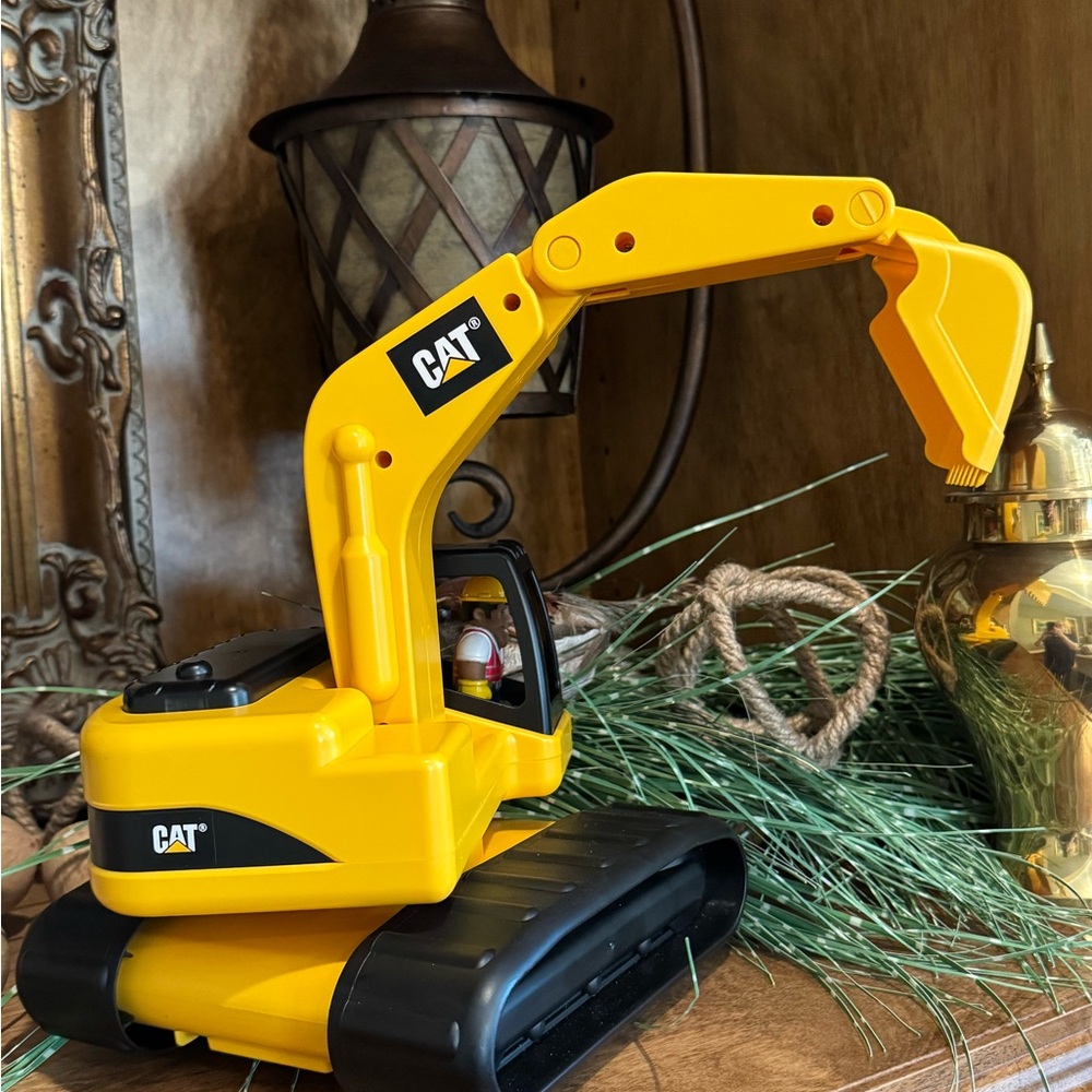 CATERPILLAR YELLOW EXCAVATOR TOY FOR KIDS - Picture 3 of 8